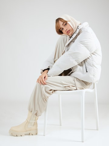 Veste d’hiver 'Yanie' Carhartt WIP en blanc