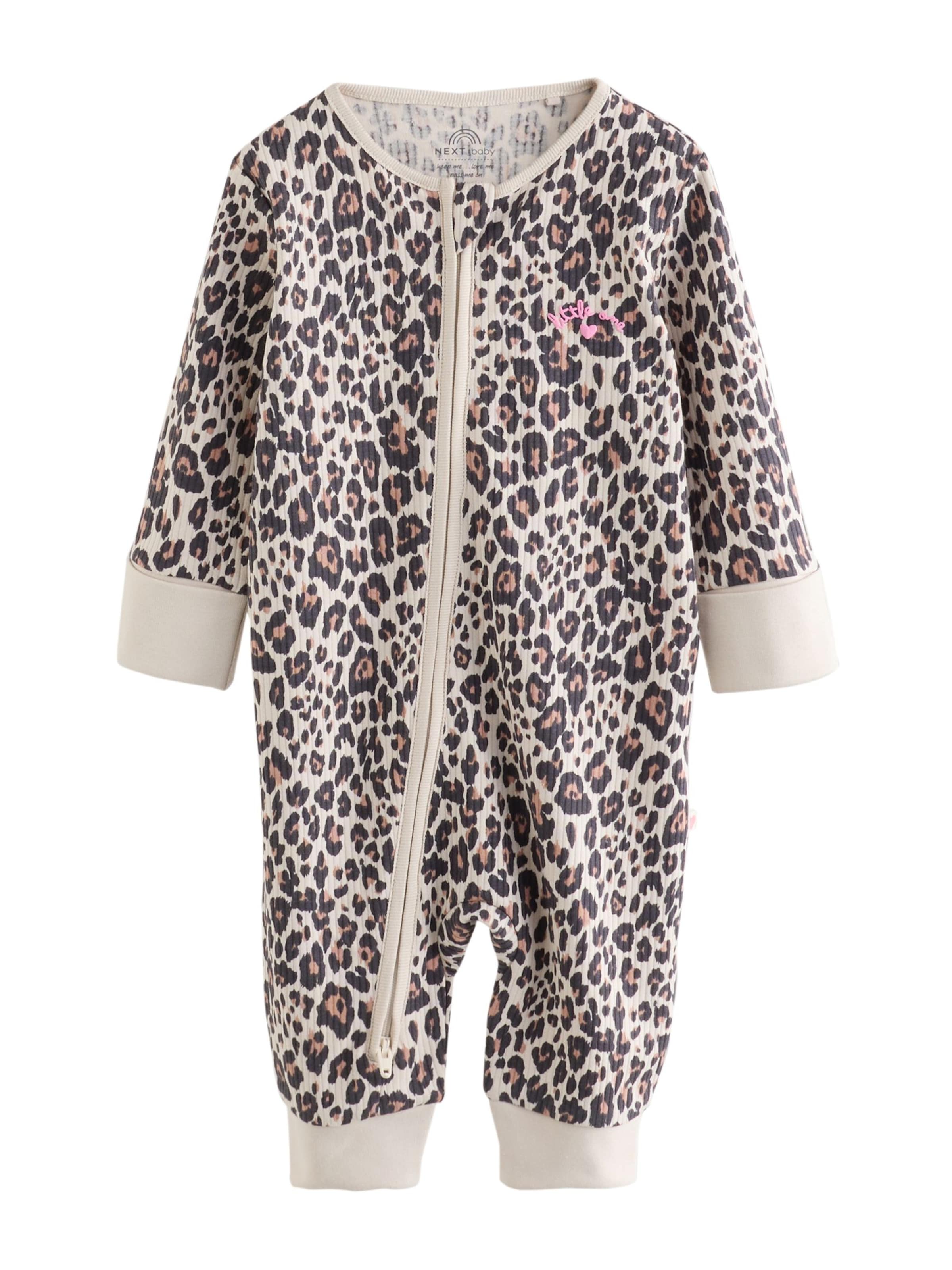 Pijamale de la Next pe bej