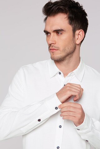 CMPD Slim Fit Langarmhemd aus strukturiertem Jersey in Weiß