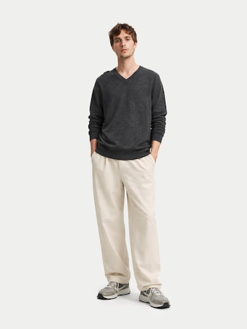Pullover 'Men's Essential Cashmere V-Neck Sweater' di GOBI Cashmere in grigio