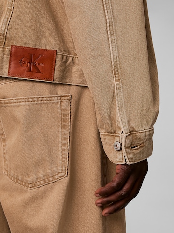Calvin Klein Jeans Regular Välikausitakki värissä ruskea