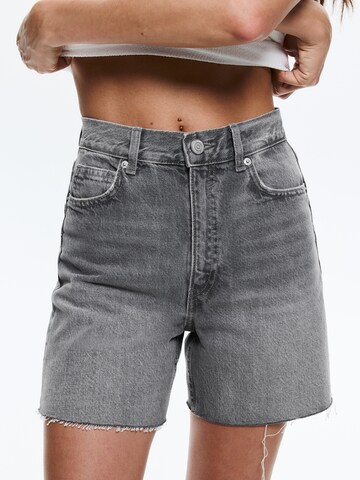 Pull&Bear Ohlapna forma Kavbojke | siva barva