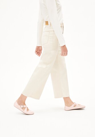 ARMEDANGELS Буткат Джинсы 'MURLIAA' в Белый: спереди