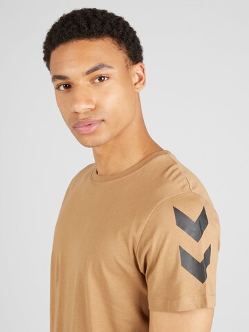 Hummel - Camiseta funcional 'Legacy Chevron' en marrón