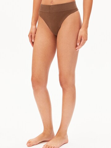 ARMEDANGELS String in Braun: Vorderseite