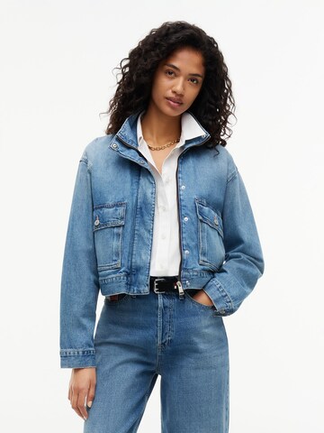 Geacă de primăvară-toamnă de la Tommy Jeans pe albastru: față