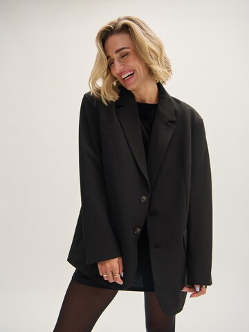 Blazer di Tatiana Zidekova in nero: frontale