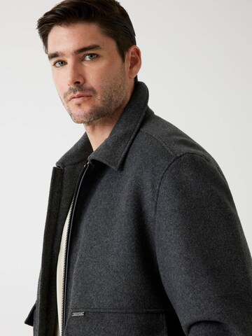 GUESS Between-Season Jacket in Grey