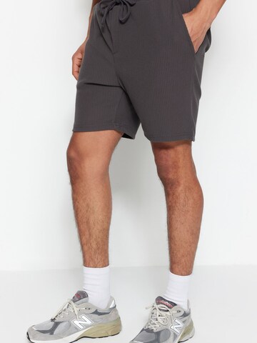 Trendyol - regular Pantalón en gris: frente