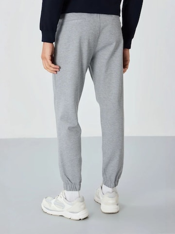 Tommy Life Tapered Workout Pants 'Jogginghose' in Grey