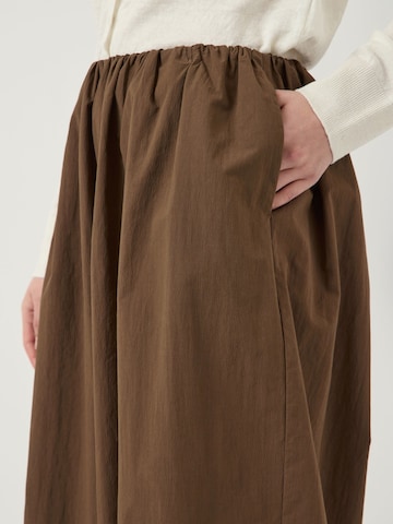 Loosefit Pantaloni modello harem 'BILLO ' di YAS in marrone