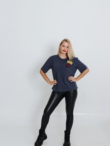 RADADA Shirt 'CROWN AND RED LIPS' in Grau