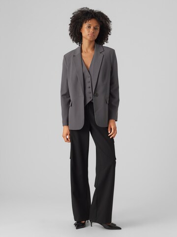 Blazer 'TROIANTHEA' VERO MODA en gris