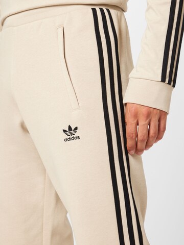 ADIDAS ORIGINALS - Slimfit Calças 'Adicolor Classics' em bege