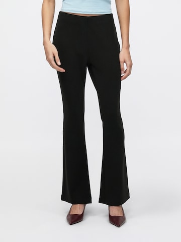 Calvin Klein Flared Nadrág - fekete: elől