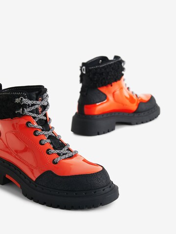 Desigual - Botines con cordones en naranja