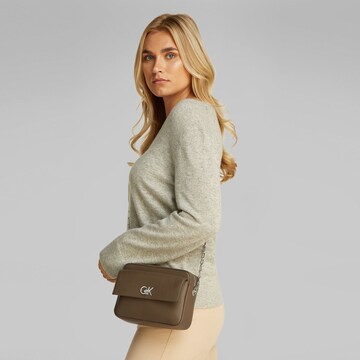 Calvin Klein Crossbody Bag in Green: front