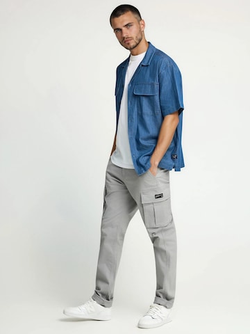 Funky Buddha Regular Карго панталон 'Das Wichtigste' в сиво