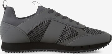 Sneaker bassa di EA7 Emporio Armani in grigio
