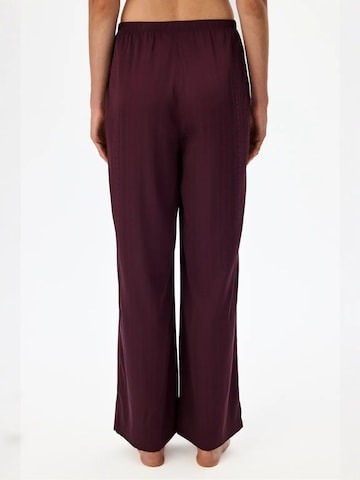 Pantalon de pyjama 'PENTI Aurora Satin geblümte Pyjamahose' Penti en rouge