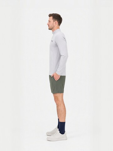 Toujours Actif Regular Shorts ' Vitesse ' in Grün: Seite