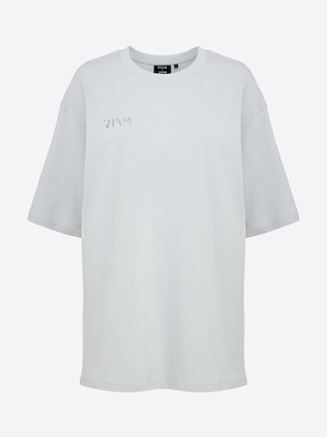 ABOUT YOU x VIAM Studio Тениска 'CHRISTINA' в сиво: отпред