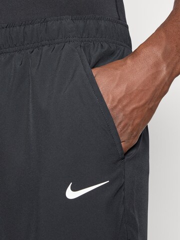 Regular Pantalon de sport NIKE en noir
