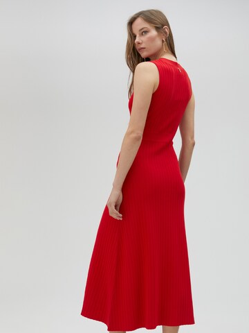 Abito di Lola Casademunt in rosso