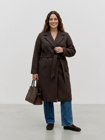 Manteau mi-saison 'VMCFORTUNEAYA' Vero Moda Curve en marron