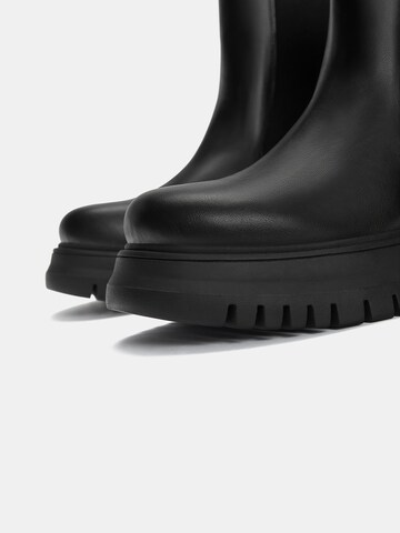 Pull&Bear Chelsea boots in Black