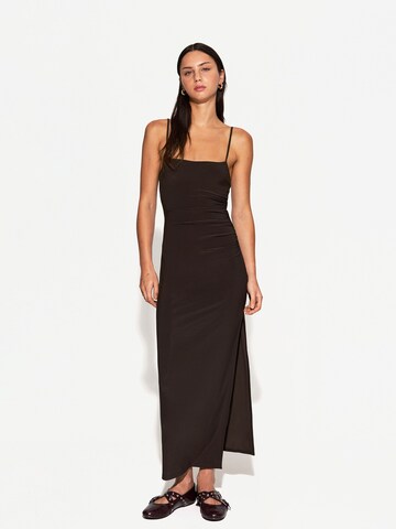 Robe d’été Bershka en marron : devant
