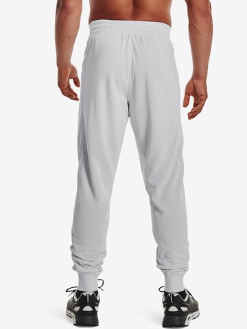 UNDER ARMOUR Tapered Sportbroek in Grijs