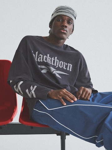 Tricou 'BLACKTHORN' de la Bershka pe negru