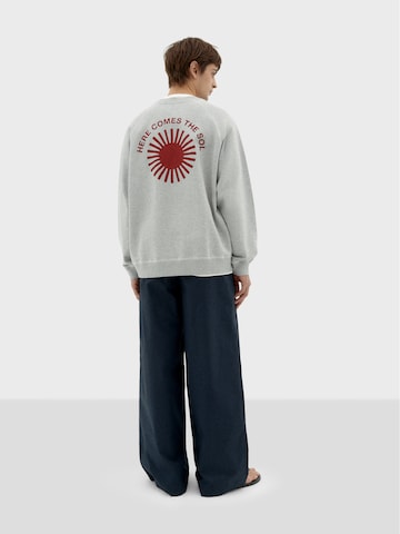 Thinking MU Sweatshirt ' SOL ' i grå