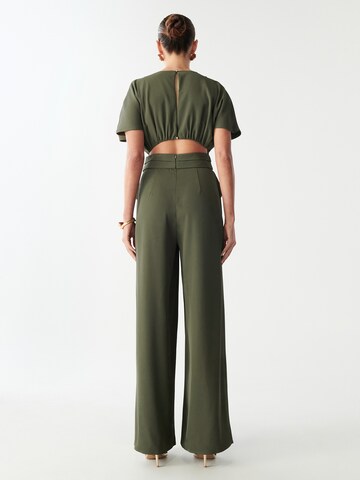 Salopeta 'AURA' de la BWLDR pe verde: spate