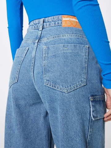Loosefit Pantaloni eleganți 'Reese' de la SOMETHINGNEW pe albastru
