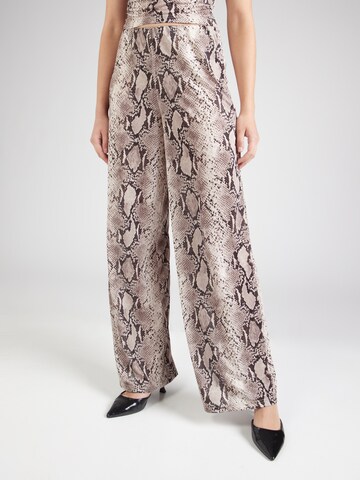 ABOUT YOU Široke hlačnice Hlače 'Cosima Trousers' | siva barva: sprednja stran
