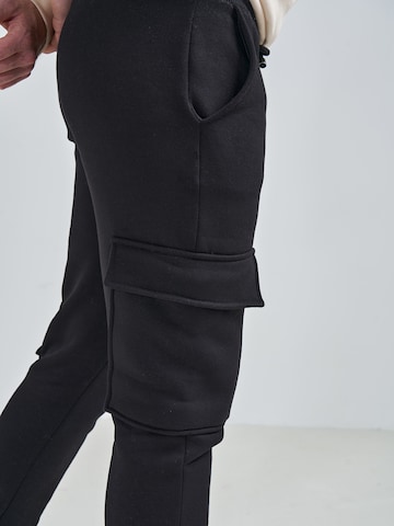 Coupe slim Pantalon cargo 'Henry' ABOUT YOU x Swalina&Linus en noir