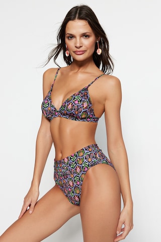 TrendyolTrokutasti Bikini - crna boja: prednji dio