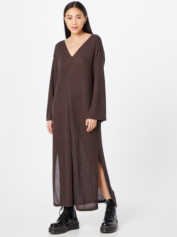 Monki Knitted dress in Brown: front