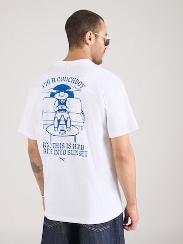 Iriedaily - Camiseta 'Couchboy' en blanco