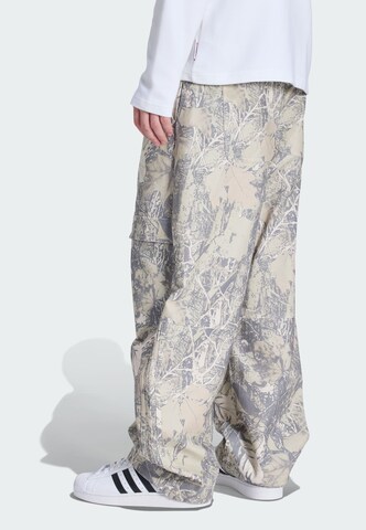 ADIDAS ORIGINALS - Loosefit Pantalón cargo en gris