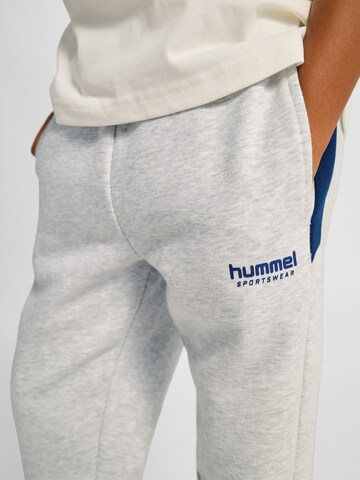 Hummel Tapered Hose in Grau