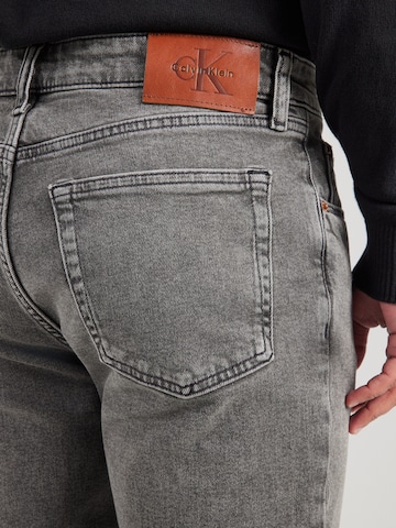 Calvin Klein Jeans Slimfit Farkut värissä harmaa