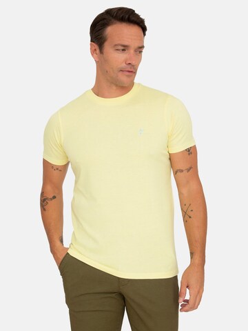 Jacey Quinn - Camisa em amarelo: frente