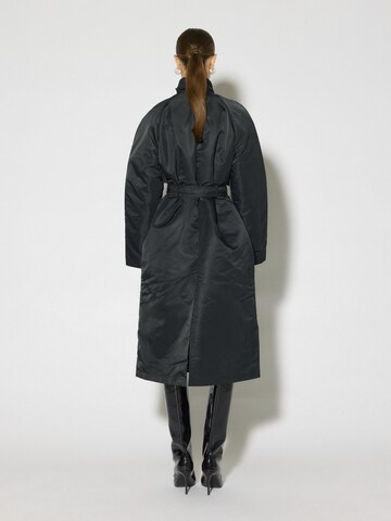 SOMETHINGNEW Between-seasons coat 'Kara' in Black