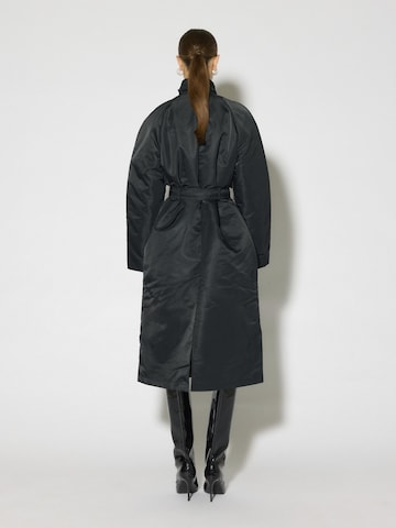 SOMETHINGNEW Prechodný kabát 'Kara' - Čierna