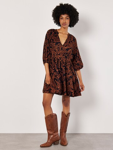 Apricot Jurk 'Ikat Sarasa ' in Zwart