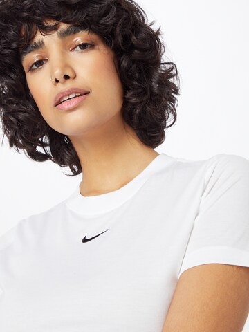 Nike Sportswear T-shirt 'Essential' i vit