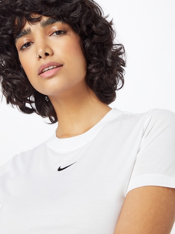 T-shirt 'Essential' Nike Sportswear en blanc